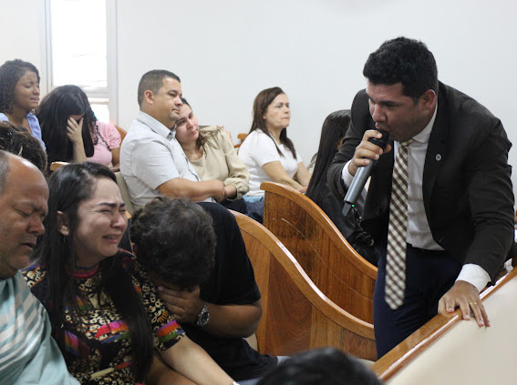 Gladston Freire entregando palavra profética