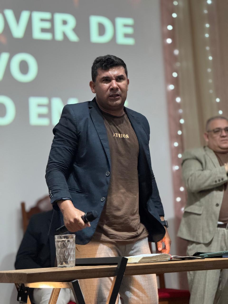 Gladston Freire ministrando em conferência