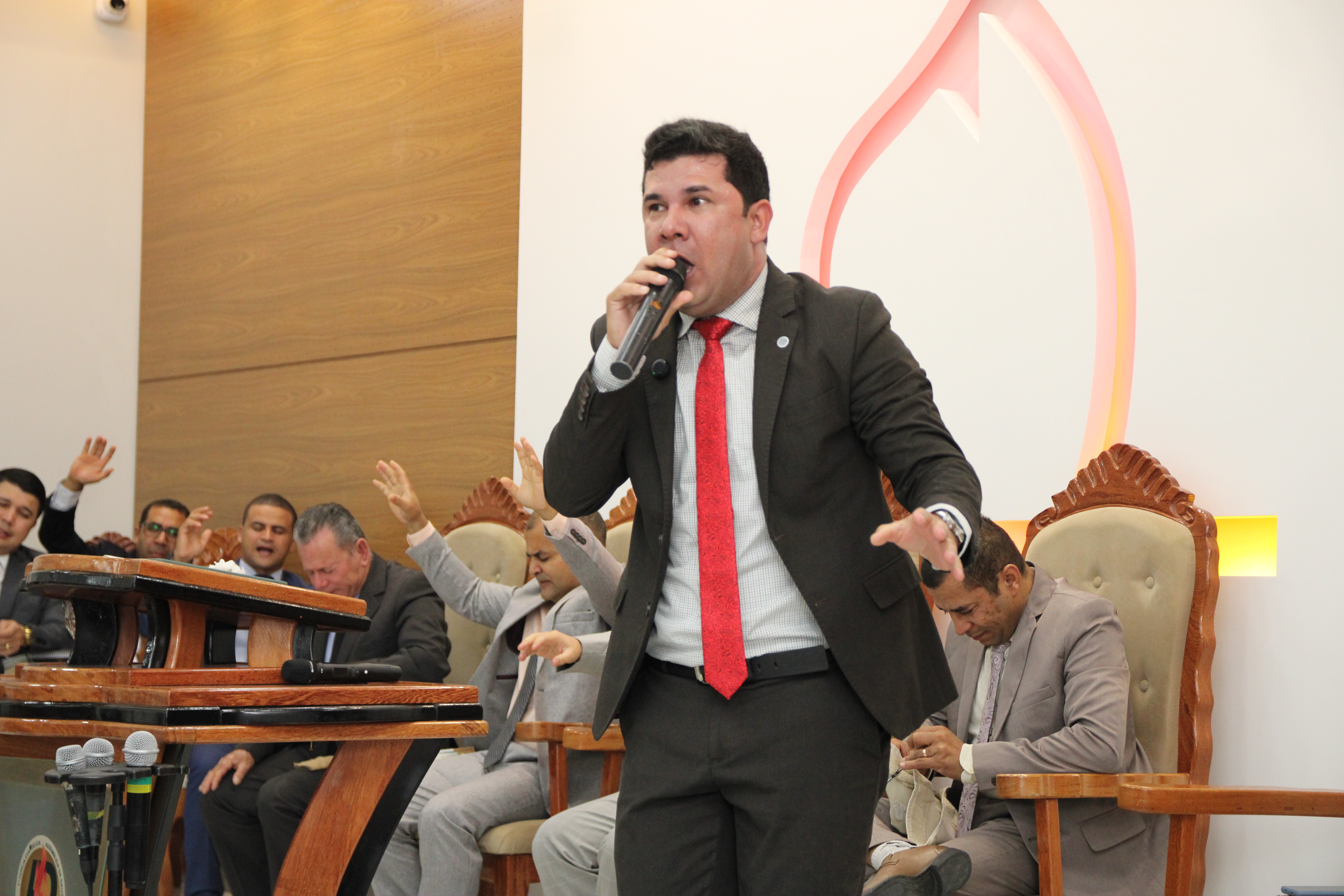 Congregação em momento de adoração com mãos erguidas