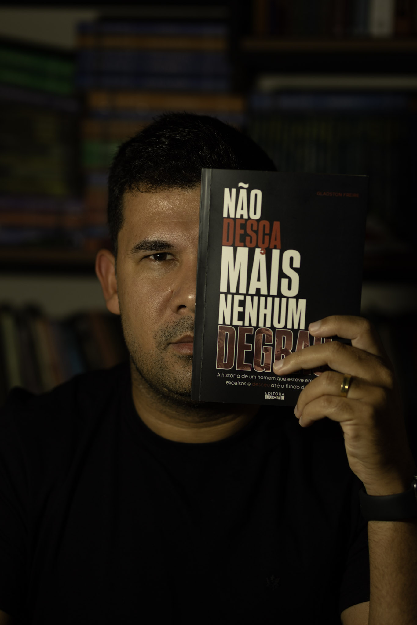 Gladston Freire mostrando o livro